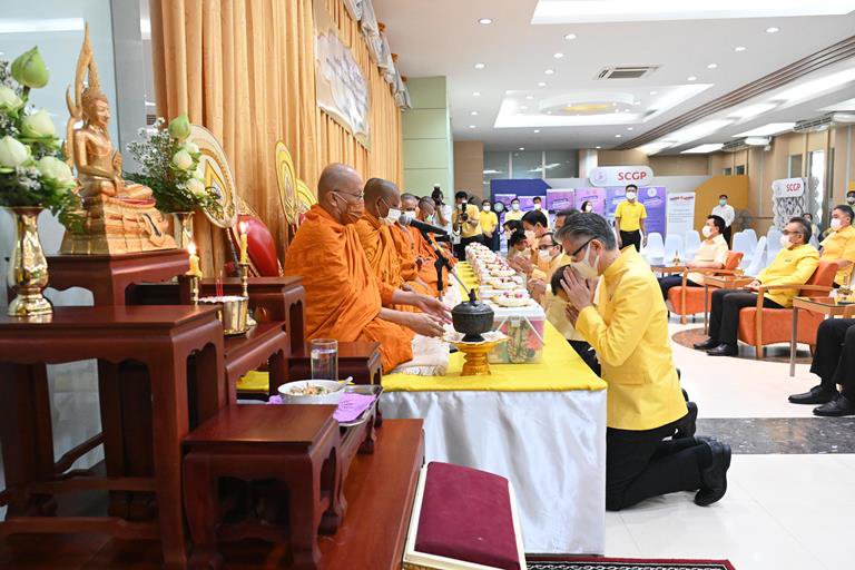 ก.อุตฯ จัดพิธีทำบุญตักบาตรถวายพระราชกุศล เพื่อน้อมรำลึกในพระมหากรุณาธิคุณ เนื่องในวันคล้ายวันสวรรคต พระบาทสมเด็จพระบรมชนกาธิเบศร มหาภูมิพลอดุลยเดชมหาราช บรมนาถบพิตร