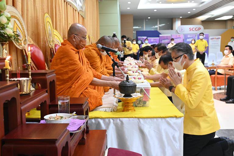 ก.อุตฯ จัดพิธีทำบุญตักบาตรถวายพระราชกุศล เพื่อน้อมรำลึกในพระมหากรุณาธิคุณ เนื่องในวันคล้ายวันสวรรคต พระบาทสมเด็จพระบรมชนกาธิเบศร มหาภูมิพลอดุลยเดชมหาราช บรมนาถบพิตร