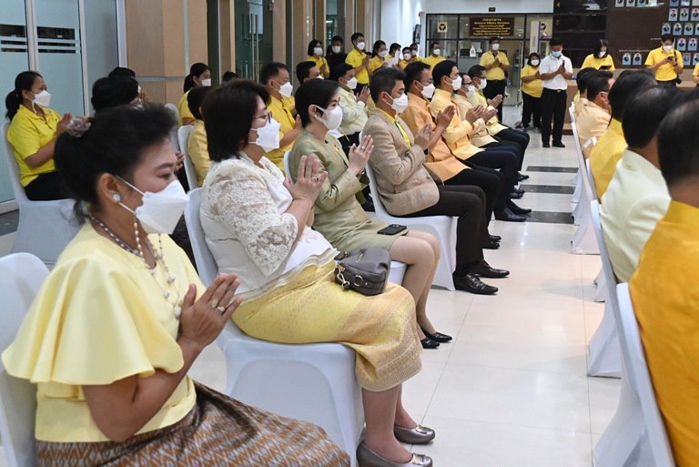 ก.อุตฯ จัดพิธีทำบุญตักบาตรถวายพระราชกุศล เพื่อน้อมรำลึกในพระมหากรุณาธิคุณ เนื่องในวันคล้ายวันสวรรคต พระบาทสมเด็จพระบรมชนกาธิเบศร มหาภูมิพลอดุลยเดชมหาราช บรมนาถบพิตร