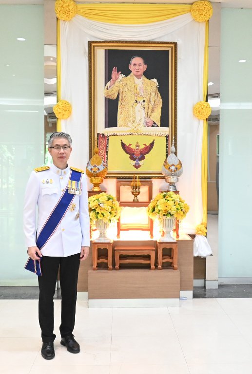 รัฐมนตรีฯ สุริยะ นำคณะผู้บริหาร ก.อุตฯ เข้าเฝ้ารับเสด็จในพิธีเปิดพระบรมราชานุสาวรีย์ฯ และพิธีวางพวงมาลาถวายราชสักการะ เนื่องในวันคล้ายวันสวรรคต พระบาทสมเด็จพระบรมชนกาธิเบศร มหาภูมิพลอดุลยเดชมหาราช บรมนาถบพิตร