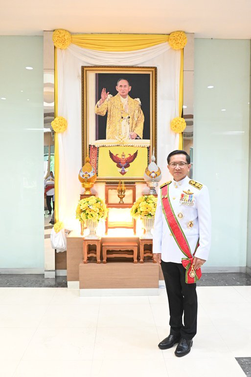รัฐมนตรีฯ สุริยะ นำคณะผู้บริหาร ก.อุตฯ เข้าเฝ้ารับเสด็จในพิธีเปิดพระบรมราชานุสาวรีย์ฯ และพิธีวางพวงมาลาถวายราชสักการะ เนื่องในวันคล้ายวันสวรรคต พระบาทสมเด็จพระบรมชนกาธิเบศร มหาภูมิพลอดุลยเดชมหาราช บรมนาถบพิตร
