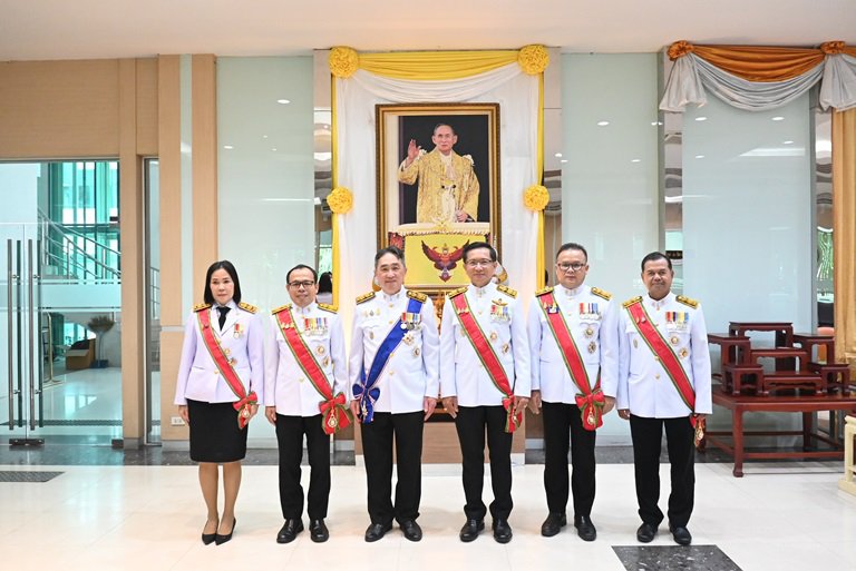 รัฐมนตรีฯ สุริยะ นำคณะผู้บริหาร ก.อุตฯ เข้าเฝ้ารับเสด็จในพิธีเปิดพระบรมราชานุสาวรีย์ฯ และพิธีวางพวงมาลาถวายราชสักการะ เนื่องในวันคล้ายวันสวรรคต พระบาทสมเด็จพระบรมชนกาธิเบศร มหาภูมิพลอดุลยเดชมหาราช บรมนาถบพิตร