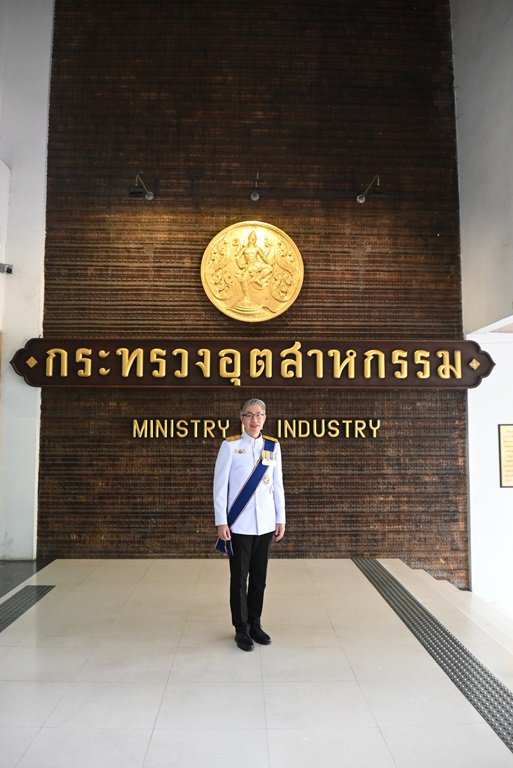 รัฐมนตรีฯ สุริยะ นำคณะผู้บริหาร ก.อุตฯ เข้าเฝ้ารับเสด็จในพิธีเปิดพระบรมราชานุสาวรีย์ฯ และพิธีวางพวงมาลาถวายราชสักการะ เนื่องในวันคล้ายวันสวรรคต พระบาทสมเด็จพระบรมชนกาธิเบศร มหาภูมิพลอดุลยเดชมหาราช บรมนาถบพิตร