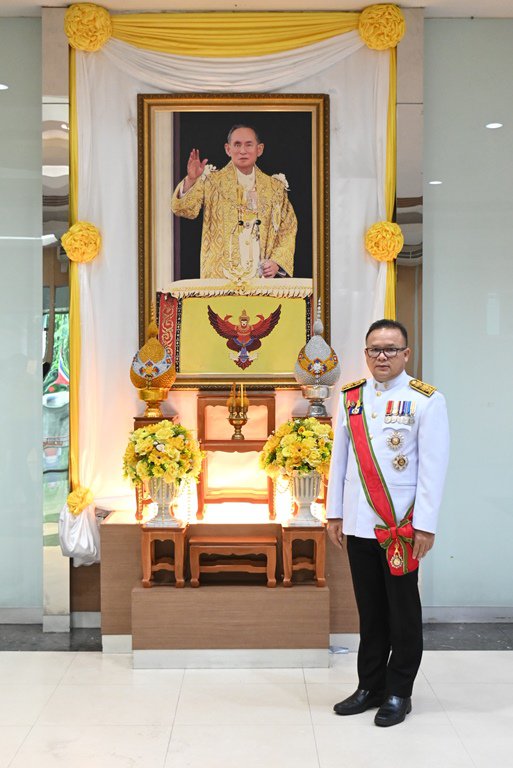 รัฐมนตรีฯ สุริยะ นำคณะผู้บริหาร ก.อุตฯ เข้าเฝ้ารับเสด็จในพิธีเปิดพระบรมราชานุสาวรีย์ฯ และพิธีวางพวงมาลาถวายราชสักการะ เนื่องในวันคล้ายวันสวรรคต พระบาทสมเด็จพระบรมชนกาธิเบศร มหาภูมิพลอดุลยเดชมหาราช บรมนาถบพิตร