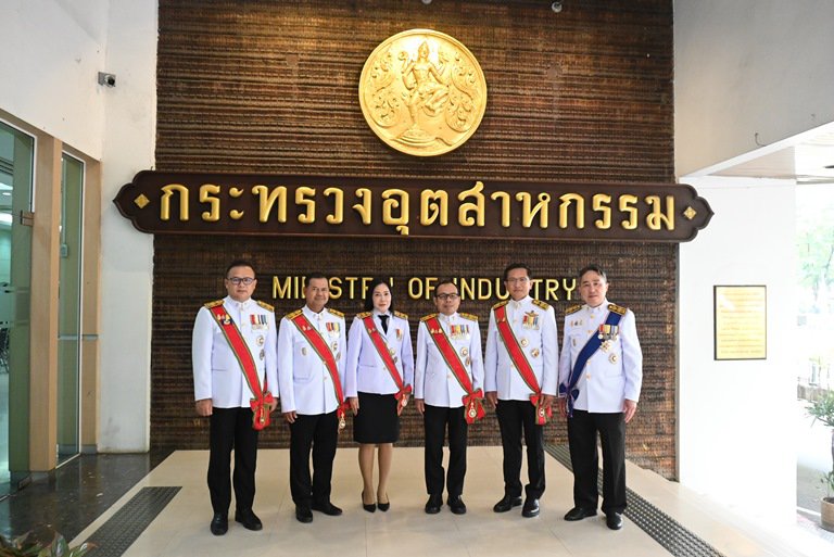 รัฐมนตรีฯ สุริยะ นำคณะผู้บริหาร ก.อุตฯ เข้าเฝ้ารับเสด็จในพิธีเปิดพระบรมราชานุสาวรีย์ฯ และพิธีวางพวงมาลาถวายราชสักการะ เนื่องในวันคล้ายวันสวรรคต พระบาทสมเด็จพระบรมชนกาธิเบศร มหาภูมิพลอดุลยเดชมหาราช บรมนาถบพิตร