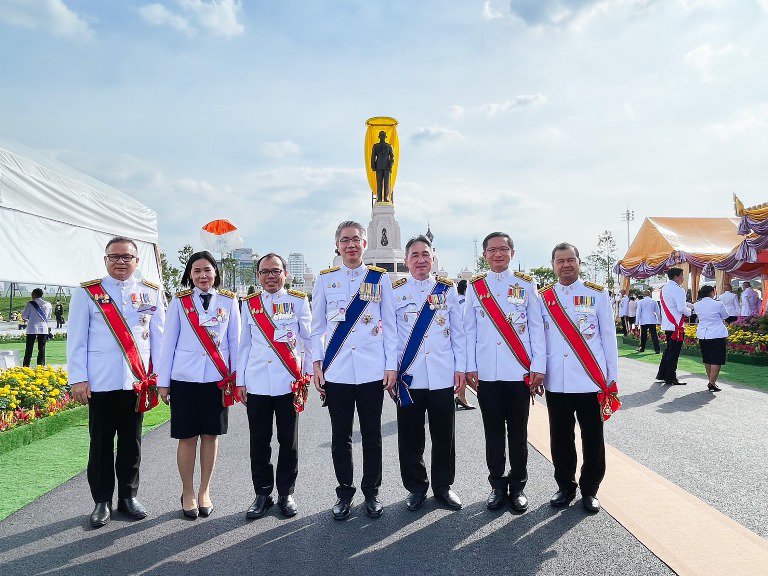 รัฐมนตรีฯ สุริยะ นำคณะผู้บริหาร ก.อุตฯ เข้าเฝ้ารับเสด็จในพิธีเปิดพระบรมราชานุสาวรีย์ฯ และพิธีวางพวงมาลาถวายราชสักการะ เนื่องในวันคล้ายวันสวรรคต พระบาทสมเด็จพระบรมชนกาธิเบศร มหาภูมิพลอดุลยเดชมหาราช บรมนาถบพิตร