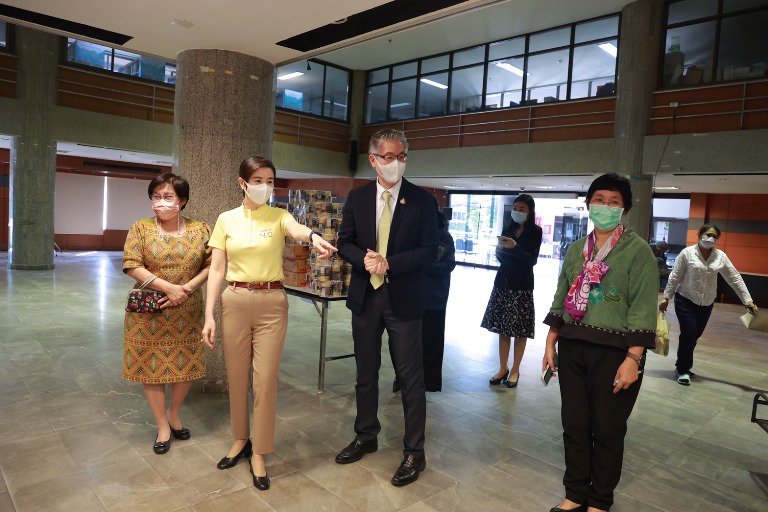 ปลัดฯ ณัฐพล รับมอบสิ่งของอุปโภค บริโภค เพื่อนำไปช่วยเหลือผู้ประสบอุทกภัย