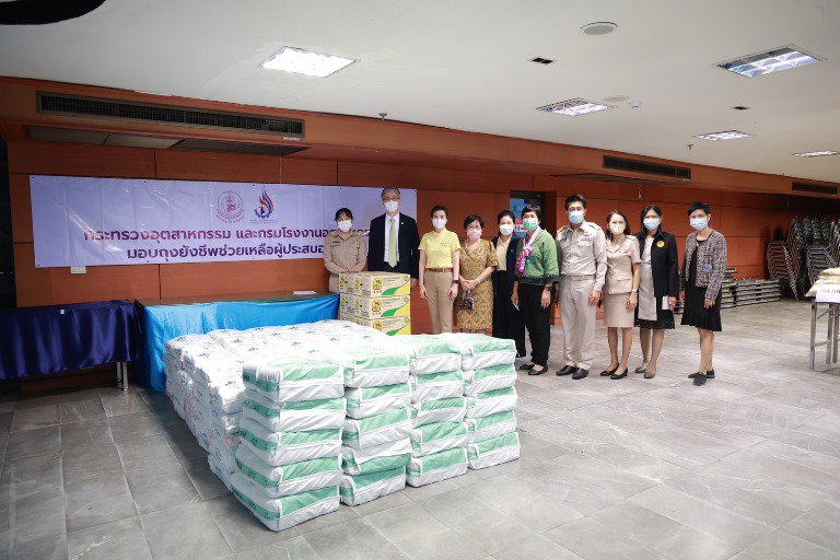 ปลัดฯ ณัฐพล รับมอบสิ่งของอุปโภค บริโภค เพื่อนำไปช่วยเหลือผู้ประสบอุทกภัย