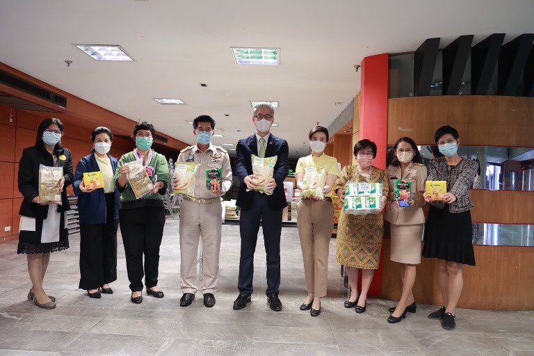 ปลัดฯ ณัฐพล รับมอบสิ่งของอุปโภค บริโภค เพื่อนำไปช่วยเหลือผู้ประสบอุทกภัย