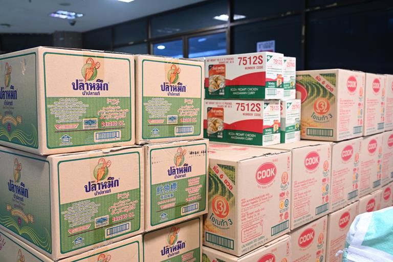 ปลัดฯ ณัฐพล รับมอบสิ่งของจาก สอจ.สมุทรปราการ เพื่อนำไปช่วยเหลือผู้ประสบอุทกภัย