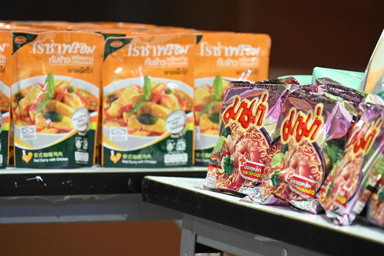 ปลัดฯ ณัฐพล รับมอบสิ่งของจาก สอจ.สมุทรปราการ เพื่อนำไปช่วยเหลือผู้ประสบอุทกภัย