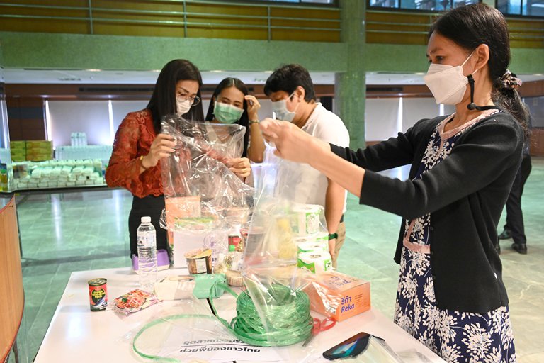 ปลัดฯ ณัฐพล รับมอบสิ่งของจาก สอจ.สมุทรปราการ เพื่อนำไปช่วยเหลือผู้ประสบอุทกภัย