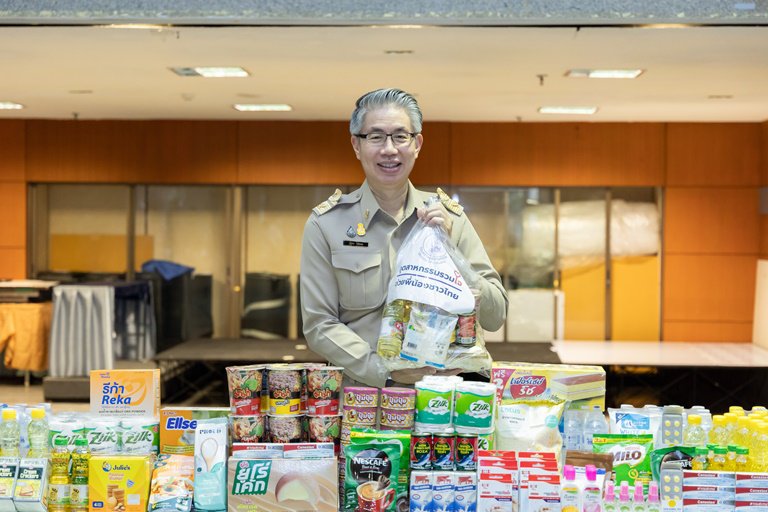 ปลัดฯ ณัฐพล รับมอบสิ่งของจาก สอจ.สมุทรปราการ เพื่อนำไปช่วยเหลือผู้ประสบอุทกภัย