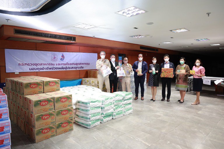 ปลัดฯ ณัฐพล รับมอบสิ่งของจาก กรอ. เพื่อนำไปช่วยเหลือผู้ประสบอุทกภัย