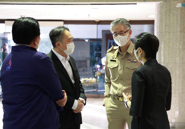 ปลัดฯ ณัฐพล รับมอบสิ่งของจาก กรอ. เพื่อนำไปช่วยเหลือผู้ประสบอุทกภัย