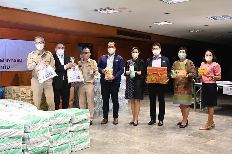 ปลัดฯ ณัฐพล รับมอบสิ่งของจาก กรอ. เพื่อนำไปช่วยเหลือผู้ประสบอุทกภัย