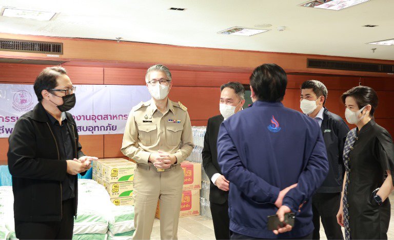 ปลัดฯ ณัฐพล รับมอบสิ่งของจาก กรอ. เพื่อนำไปช่วยเหลือผู้ประสบอุทกภัย