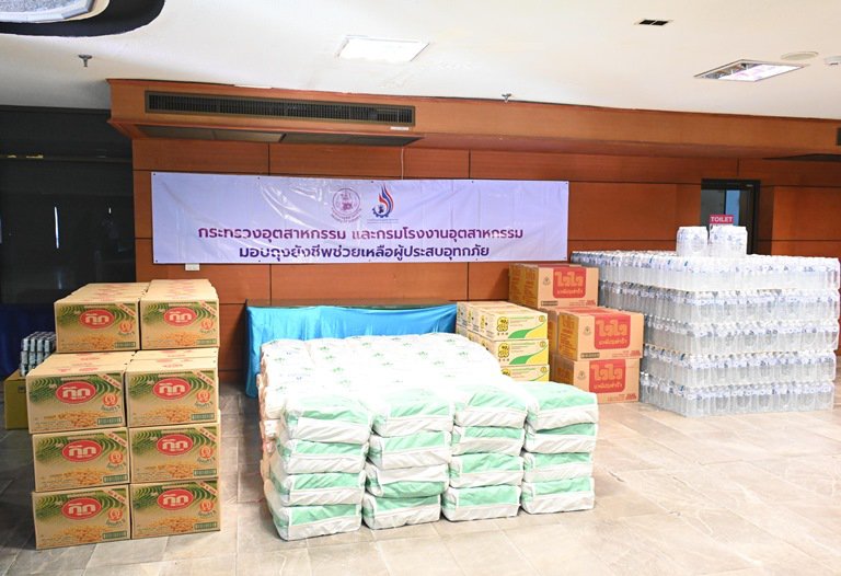 ปลัดฯ ณัฐพล รับมอบสิ่งของจาก กรอ. เพื่อนำไปช่วยเหลือผู้ประสบอุทกภัย