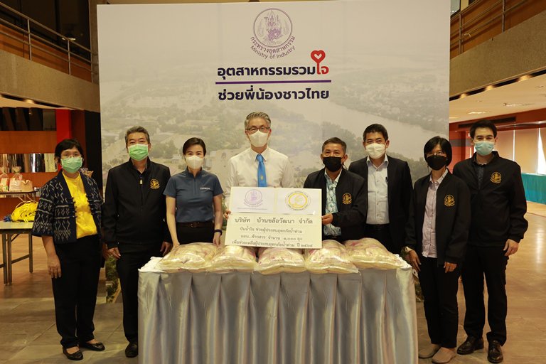 ปลัดฯ ณัฐพล รับมอบสิ่งของจาก ดีพร้อม และ อสจ.พระนครศรีอยุธยา พร้อมนำทีมแพ็คตัวอย่างของลงถุง เพื่อนำไปช่วยเหลือผู้ประสบอุทกภัย