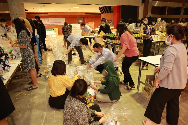 ปลัดฯ ณัฐพล รับมอบสิ่งของจาก ดีพร้อม และ อสจ.พระนครศรีอยุธยา พร้อมนำทีมแพ็คตัวอย่างของลงถุง เพื่อนำไปช่วยเหลือผู้ประสบอุทกภัย