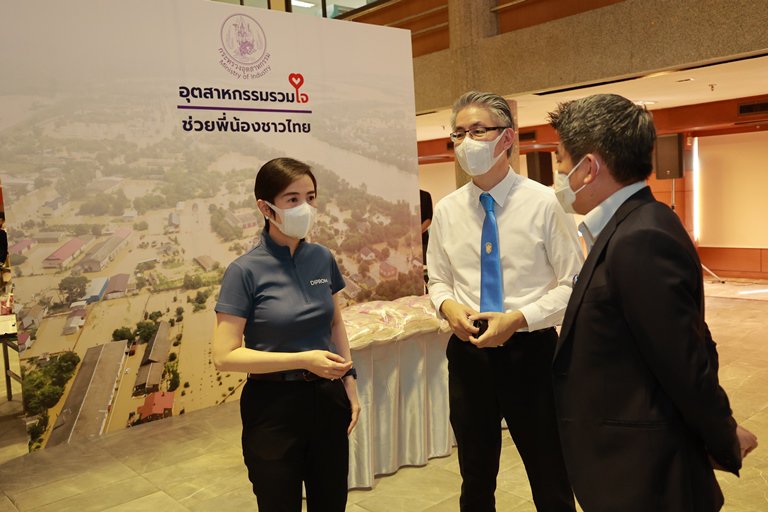 ปลัดฯ ณัฐพล รับมอบสิ่งของจาก ดีพร้อม และ อสจ.พระนครศรีอยุธยา พร้อมนำทีมแพ็คตัวอย่างของลงถุง เพื่อนำไปช่วยเหลือผู้ประสบอุทกภัย