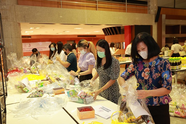 ปลัดฯ ณัฐพล รับมอบสิ่งของจาก ดีพร้อม และ อสจ.พระนครศรีอยุธยา พร้อมนำทีมแพ็คตัวอย่างของลงถุง เพื่อนำไปช่วยเหลือผู้ประสบอุทกภัย
