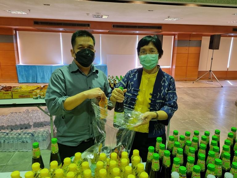 ปลัดฯ ณัฐพล รับมอบสิ่งของจาก ดีพร้อม และ อสจ.พระนครศรีอยุธยา พร้อมนำทีมแพ็คตัวอย่างของลงถุง เพื่อนำไปช่วยเหลือผู้ประสบอุทกภัย