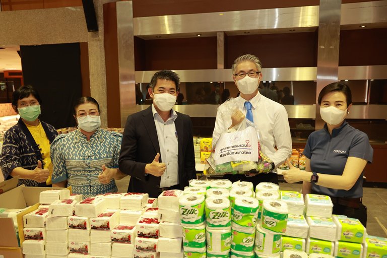 ปลัดฯ ณัฐพล รับมอบสิ่งของจาก ดีพร้อม และ อสจ.พระนครศรีอยุธยา พร้อมนำทีมแพ็คตัวอย่างของลงถุง เพื่อนำไปช่วยเหลือผู้ประสบอุทกภัย