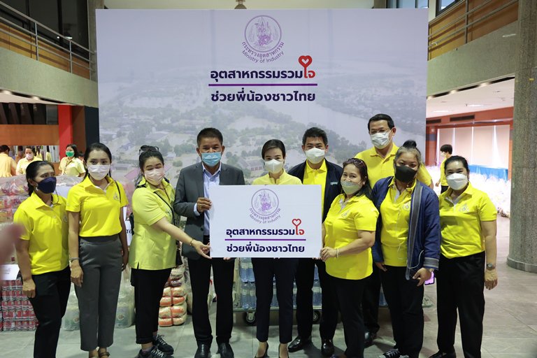 ทีม อก. ร่วมใจ แพ็คสิ่งของบรรจุลงถุงจำนวน 1,000 ใบ เพื่อนำไปช่วยเหลือผู้ประสบอุทกภัย 
