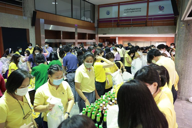 ทีม อก. ร่วมใจ แพ็คสิ่งของบรรจุลงถุงจำนวน 1,000 ใบ เพื่อนำไปช่วยเหลือผู้ประสบอุทกภัย 