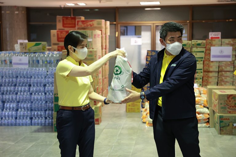 ทีม อก. ร่วมใจ แพ็คสิ่งของบรรจุลงถุงจำนวน 1,000 ใบ เพื่อนำไปช่วยเหลือผู้ประสบอุทกภัย 