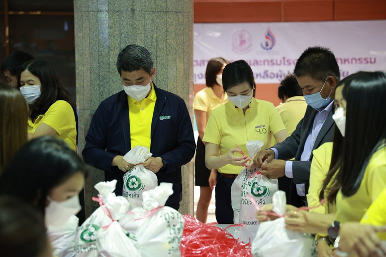 ทีม อก. ร่วมใจ แพ็คสิ่งของบรรจุลงถุงจำนวน 1,000 ใบ เพื่อนำไปช่วยเหลือผู้ประสบอุทกภัย 