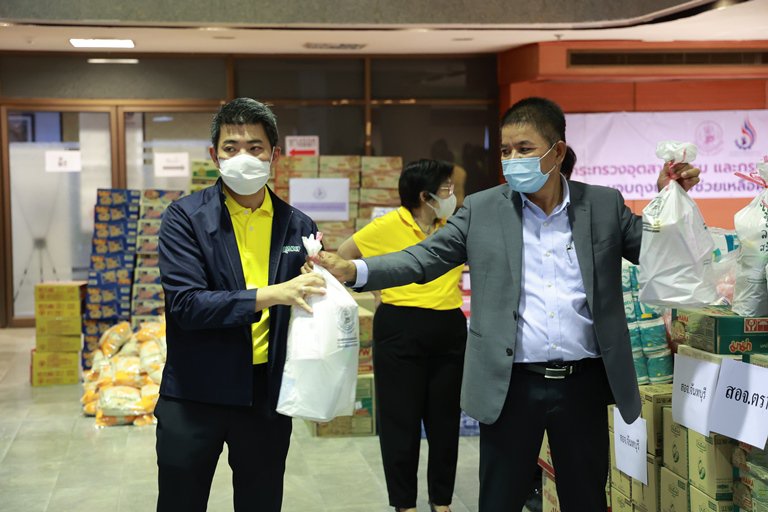 ทีม อก. ร่วมใจ แพ็คสิ่งของบรรจุลงถุงจำนวน 1,000 ใบ เพื่อนำไปช่วยเหลือผู้ประสบอุทกภัย 