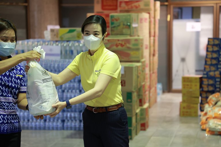 ทีม อก. ร่วมใจ แพ็คสิ่งของบรรจุลงถุงจำนวน 1,000 ใบ เพื่อนำไปช่วยเหลือผู้ประสบอุทกภัย 