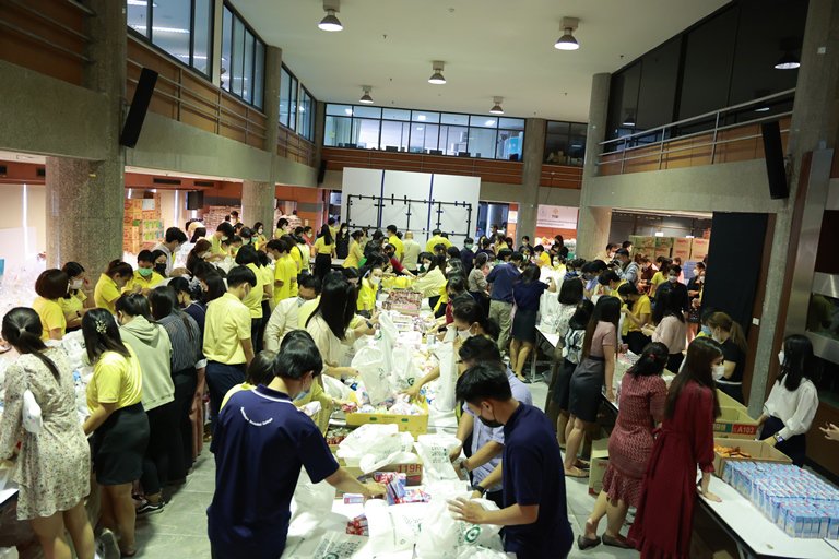 ทีม อก. ร่วมใจ แพ็คสิ่งของบรรจุลงถุงจำนวน 1,000 ใบ เพื่อนำไปช่วยเหลือผู้ประสบอุทกภัย 