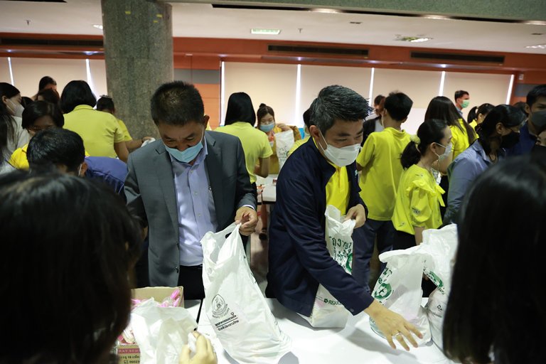 ทีม อก. ร่วมใจ แพ็คสิ่งของบรรจุลงถุงจำนวน 1,000 ใบ เพื่อนำไปช่วยเหลือผู้ประสบอุทกภัย 
