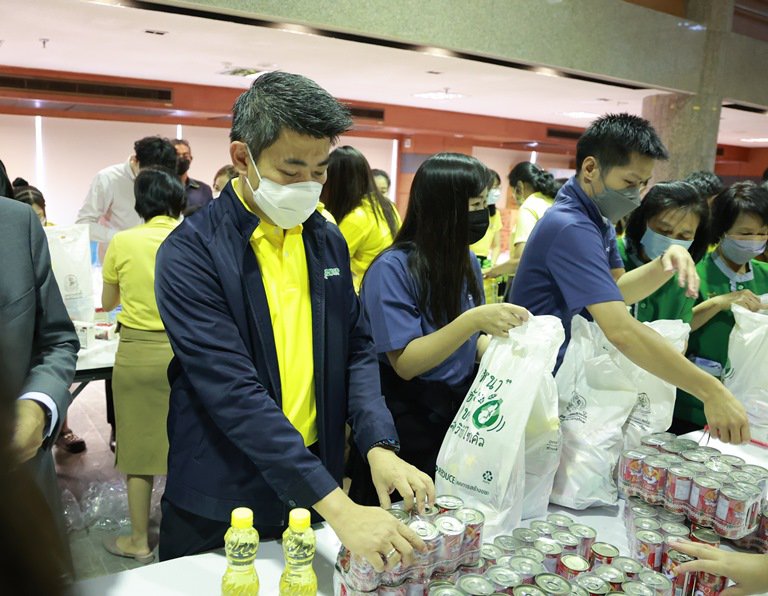 ทีม อก. ร่วมใจ แพ็คสิ่งของบรรจุลงถุงจำนวน 1,000 ใบ เพื่อนำไปช่วยเหลือผู้ประสบอุทกภัย 