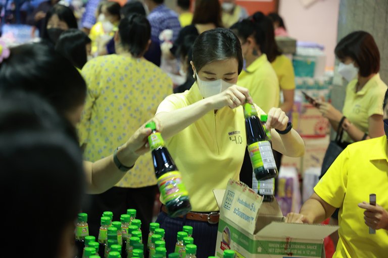ทีม อก. ร่วมใจ แพ็คสิ่งของบรรจุลงถุงจำนวน 1,000 ใบ เพื่อนำไปช่วยเหลือผู้ประสบอุทกภัย 