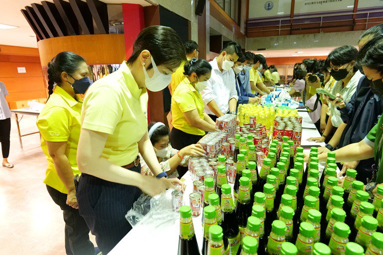 ทีม อก. ร่วมใจ แพ็คสิ่งของบรรจุลงถุงจำนวน 1,000 ใบ เพื่อนำไปช่วยเหลือผู้ประสบอุทกภัย 