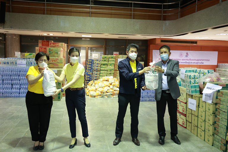 ทีม อก. ร่วมใจ แพ็คสิ่งของบรรจุลงถุงจำนวน 1,000 ใบ เพื่อนำไปช่วยเหลือผู้ประสบอุทกภัย 