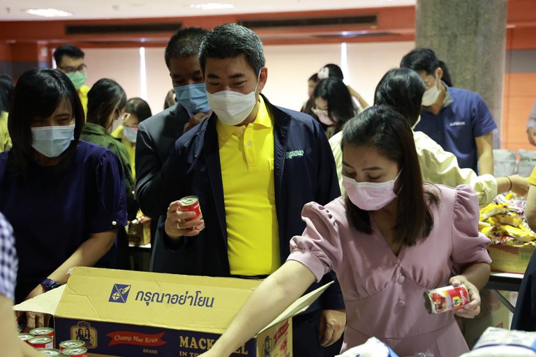 ทีม อก. ร่วมใจ แพ็คสิ่งของบรรจุลงถุงจำนวน 1,000 ใบ เพื่อนำไปช่วยเหลือผู้ประสบอุทกภัย 