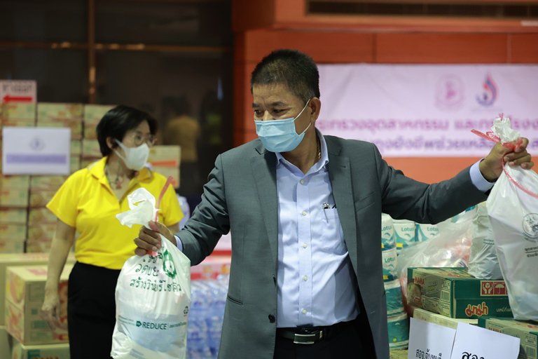 ทีม อก. ร่วมใจ แพ็คสิ่งของบรรจุลงถุงจำนวน 1,000 ใบ เพื่อนำไปช่วยเหลือผู้ประสบอุทกภัย 