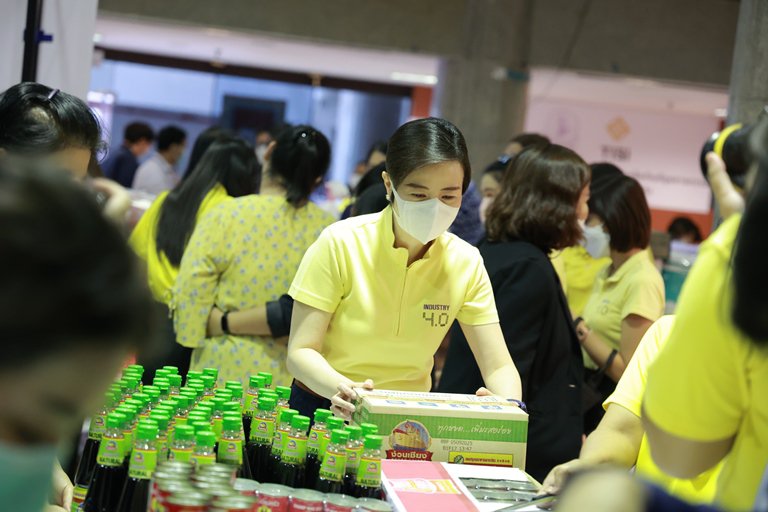 ทีม อก. ร่วมใจ แพ็คสิ่งของบรรจุลงถุงจำนวน 1,000 ใบ เพื่อนำไปช่วยเหลือผู้ประสบอุทกภัย 