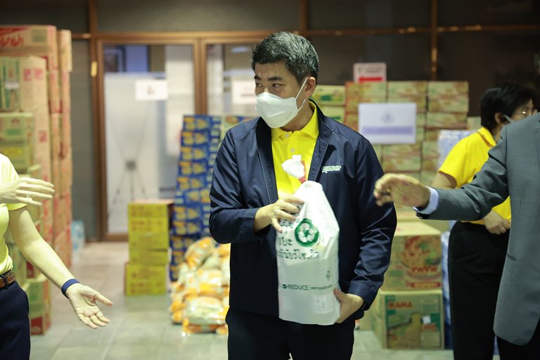 ทีม อก. ร่วมใจ แพ็คสิ่งของบรรจุลงถุงจำนวน 1,000 ใบ เพื่อนำไปช่วยเหลือผู้ประสบอุทกภัย 