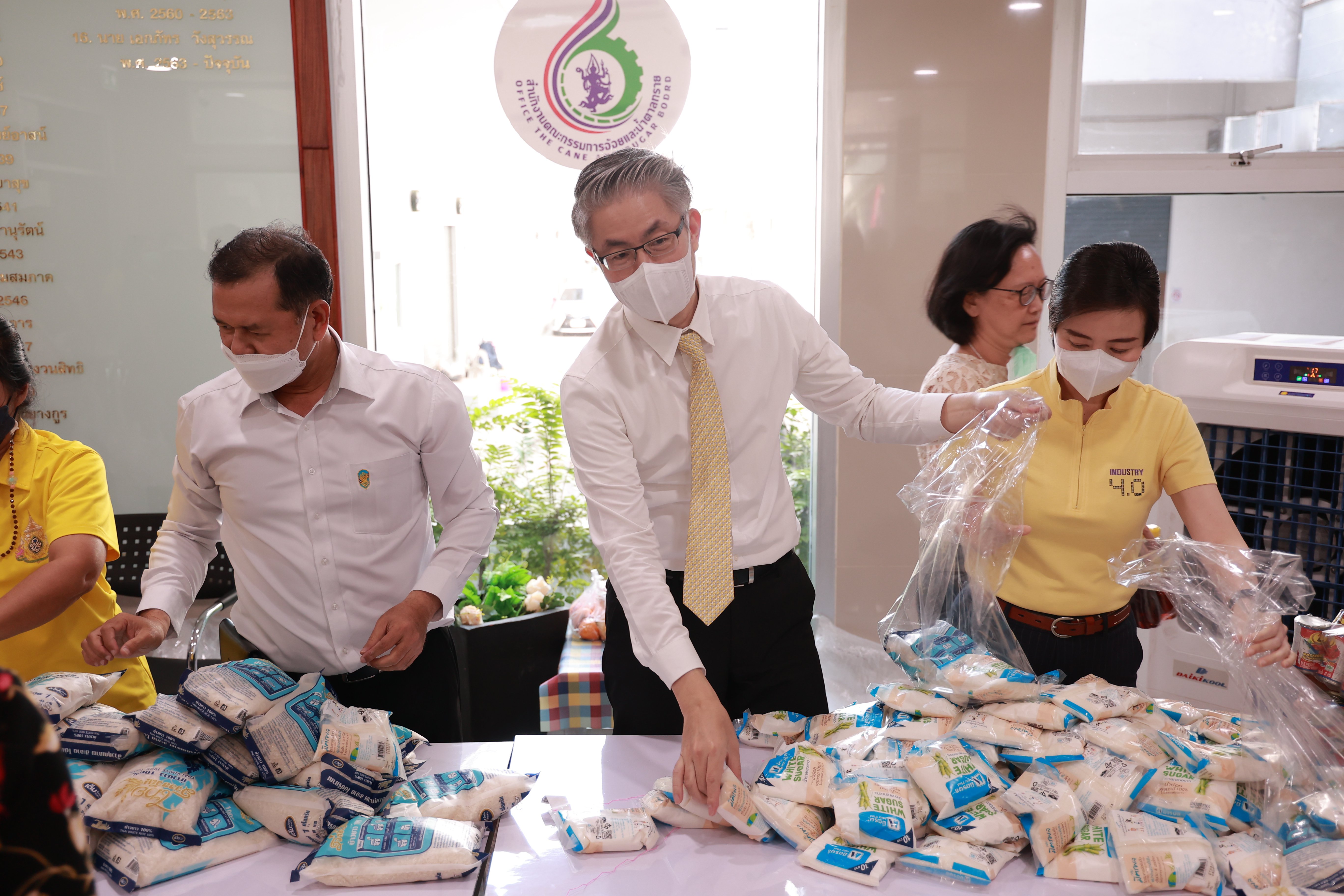 "ปลัดฯ ณัฐพล" รับมอบสิ่งของจาก ดีพร้อม สศอ. กพร. สอน. สอจ. และสถาบันเครือข่าย พร้อมแพ็คสิ่งของลงถุง จำนวน 	1,500 ใบ เพื่อนำไปช่วยเหลือผู้ประสบอุทกภัย 