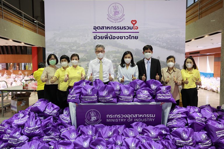 "ปลัดฯ ณัฐพล" รับมอบสิ่งของจาก ดีพร้อม สศอ. กพร. สอน. สอจ. และสถาบันเครือข่าย พร้อมแพ็คสิ่งของลงถุง จำนวน 	1,500 ใบ เพื่อนำไปช่วยเหลือผู้ประสบอุทกภัย 