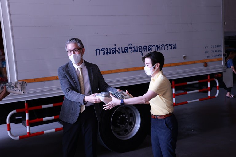 "ปลัดฯ ณัฐพล" รับมอบสิ่งของจาก ดีพร้อม สศอ. กพร. สอน. สอจ. และสถาบันเครือข่าย พร้อมแพ็คสิ่งของลงถุง จำนวน 	1,500 ใบ เพื่อนำไปช่วยเหลือผู้ประสบอุทกภัย 