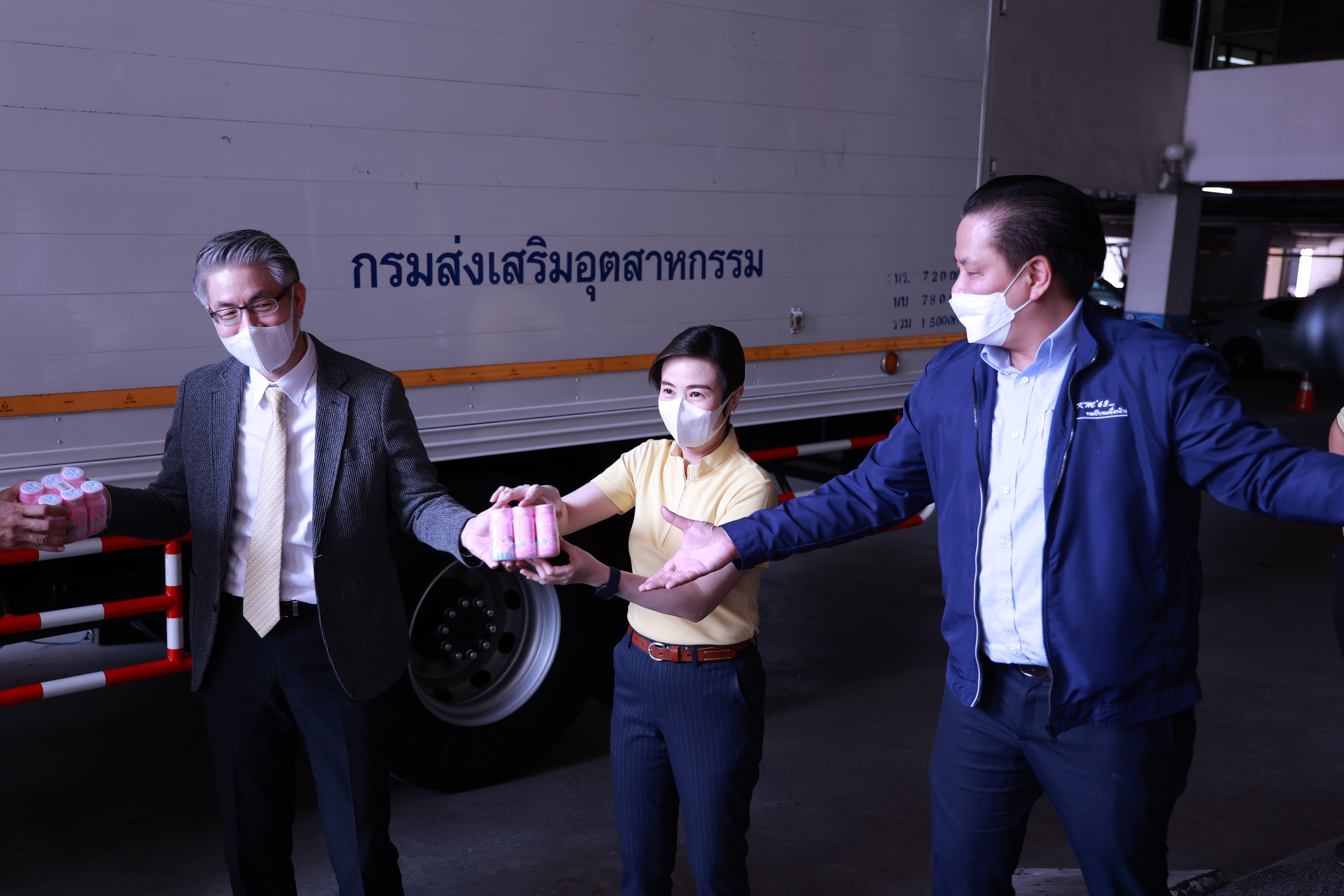 "ปลัดฯ ณัฐพล" รับมอบสิ่งของจาก ดีพร้อม สศอ. กพร. สอน. สอจ. และสถาบันเครือข่าย พร้อมแพ็คสิ่งของลงถุง จำนวน 	1,500 ใบ เพื่อนำไปช่วยเหลือผู้ประสบอุทกภัย 