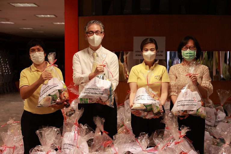"ปลัดฯ ณัฐพล" รับมอบสิ่งของจาก ดีพร้อม สศอ. กพร. สอน. สอจ. และสถาบันเครือข่าย พร้อมแพ็คสิ่งของลงถุง จำนวน 	1,500 ใบ เพื่อนำไปช่วยเหลือผู้ประสบอุทกภัย 