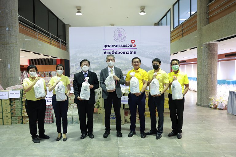 "ปลัดฯ ณัฐพล" รับมอบสิ่งของจาก ดีพร้อม สศอ. กพร. สอน. สอจ. และสถาบันเครือข่าย พร้อมแพ็คสิ่งของลงถุง จำนวน 	1,500 ใบ เพื่อนำไปช่วยเหลือผู้ประสบอุทกภัย 